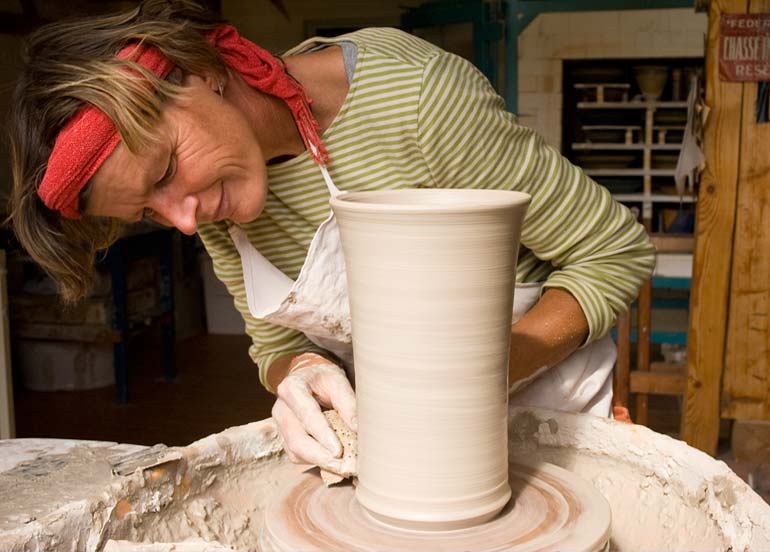 Hilde Schaal an der Drehscheibe in ihrer Keramik-Werkstatt